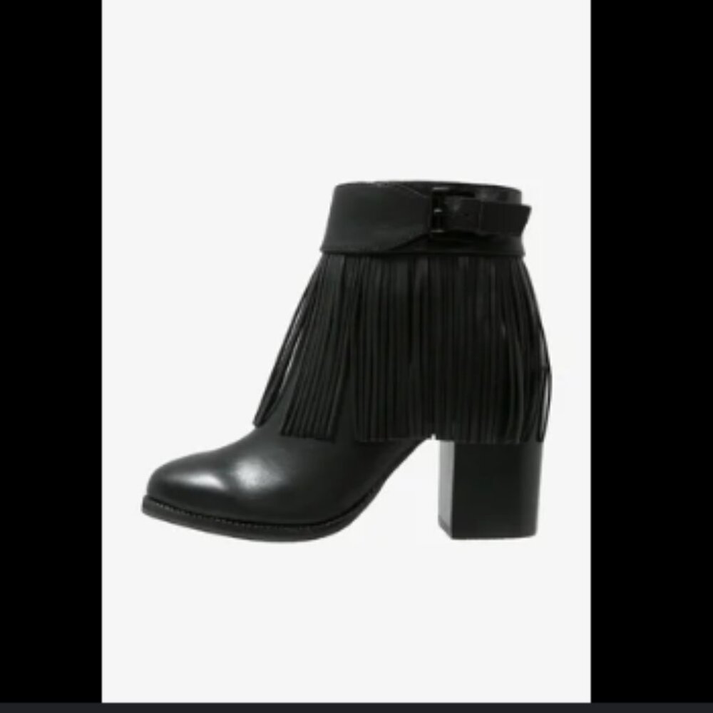 BRAND-NEW FRINGE BOOTS FROM ALDO